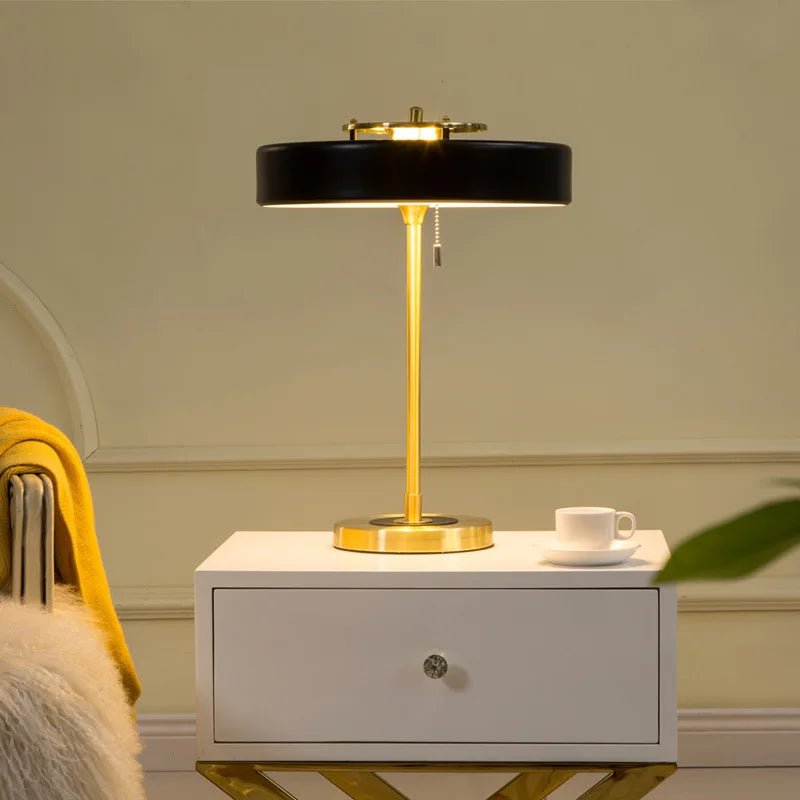 ORBIT Bordslampa i Mässing – modern inredning från Lumi Home