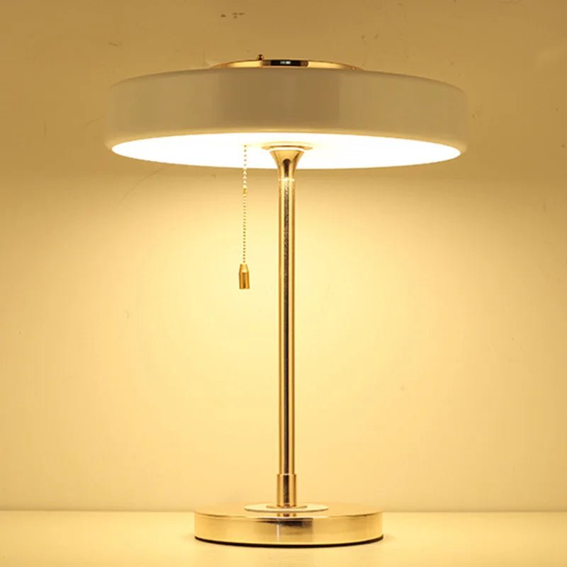 ORBIT Bordslampa i Mässing – modern inredning från Lumi Home