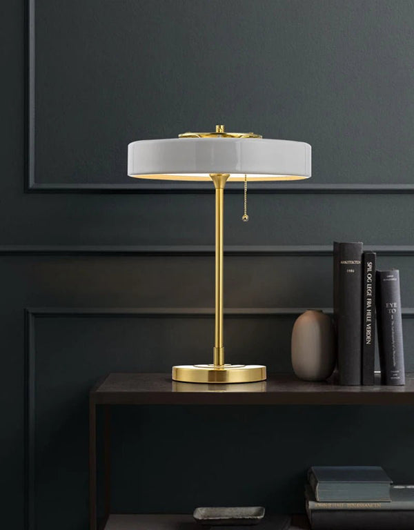 ORBIT Bordslampa i Mässing – modern inredning från Lumi Home