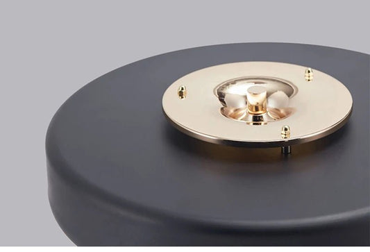 ORBIT Bordslampa i Mässing – modern inredning från Lumi Home