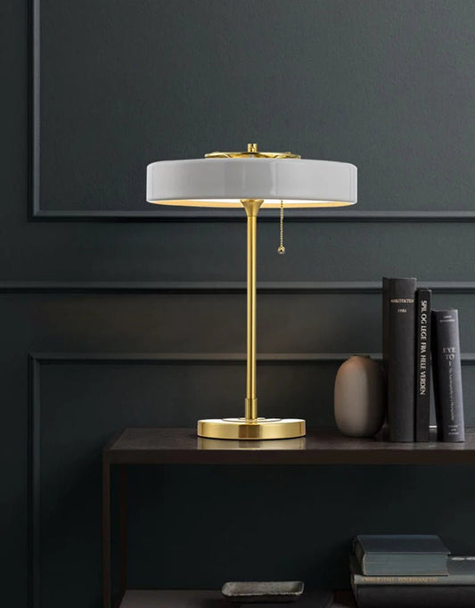 ORBIT Bordslampa i Mässing – modern inredning från Lumi Home