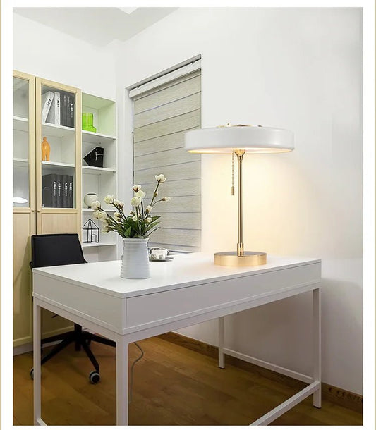 ORBIT Bordslampa i Mässing – modern inredning från Lumi Home